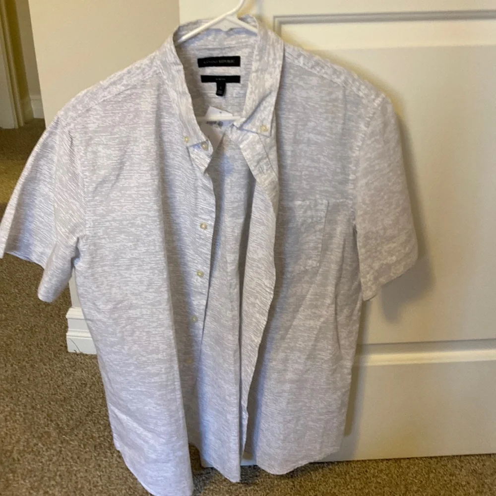 (NEW WITH TAGS) Banana Republic short sleeve dress shirt. Size L - Picture 1 of 1